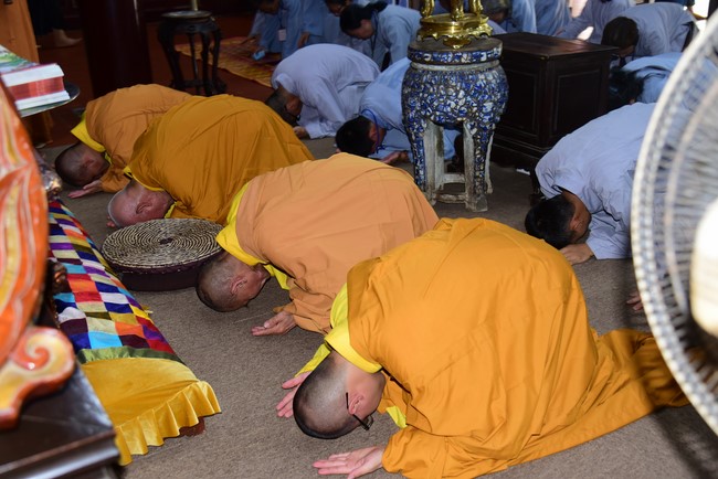 Tham quan và cúng dường chùa Linh Mụ, Huế